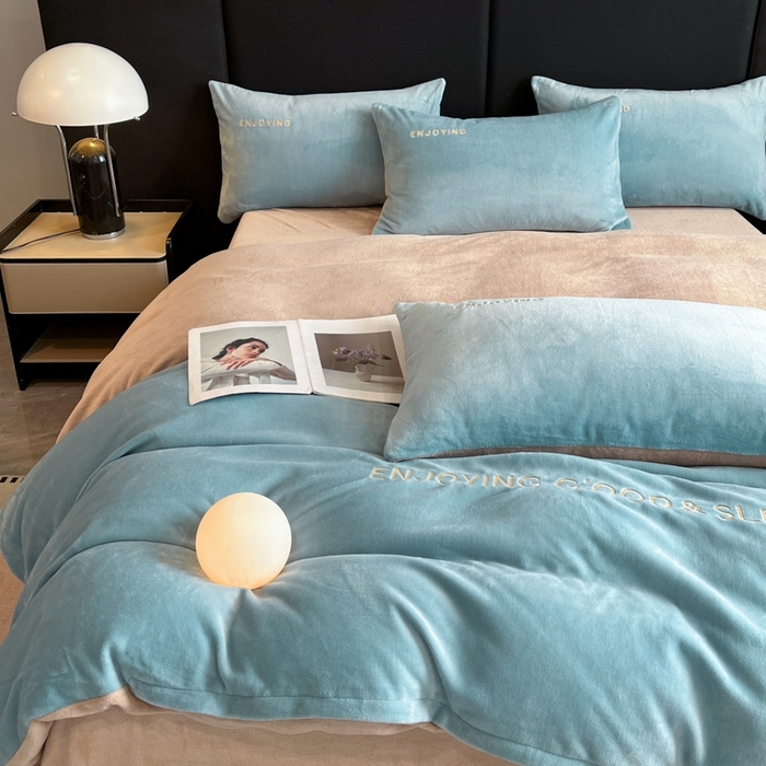 91家纺网 家纺一手货源 找家纺 澳梵家居 2024新款牛奶绒刺绣四件套--【山岚系列】 黛蓝拼卡其