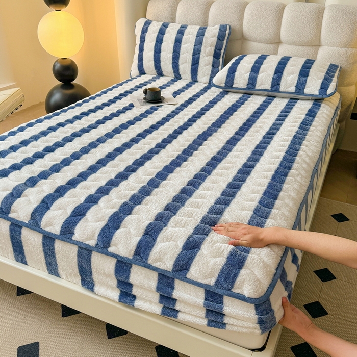 91家纺网 家纺一手货源 找家纺 2024秋冬北极绒加厚夹棉床笠三件套印花泰迪绒床垫保护套罩-格子条纹系（暖光图）条纹-高贵蓝