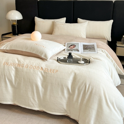 澳梵家居 2024新款牛奶绒刺绣四件套--【山岚系列】 奶白拼卡其