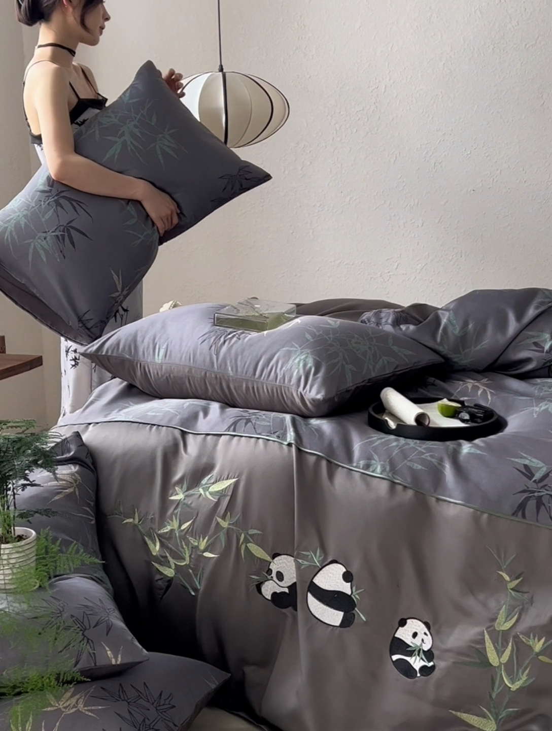 91家纺网 家纺一手货源 找家纺 2025新款亲肤磨毛刺绣四件套-抱竹熊猫 抱竹熊猫-深灰