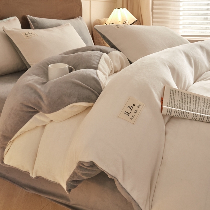 91家纺网 家纺一手货源 找家纺 澳梵家居 2024新款牛奶绒素色双拼四件套--【暖茶系列】 暖茶-奶白灰