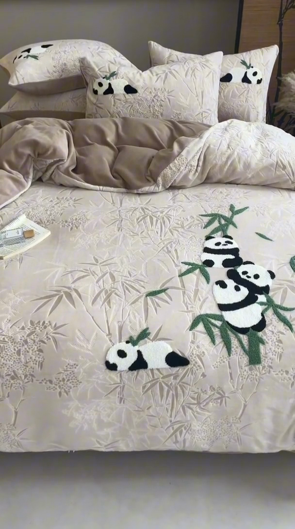 91家纺网 家纺一手货源 找家纺 蜜柚 2024新款230克全消光色烂牛奶绒毛巾绣四件套 熊猫墩墩-咖