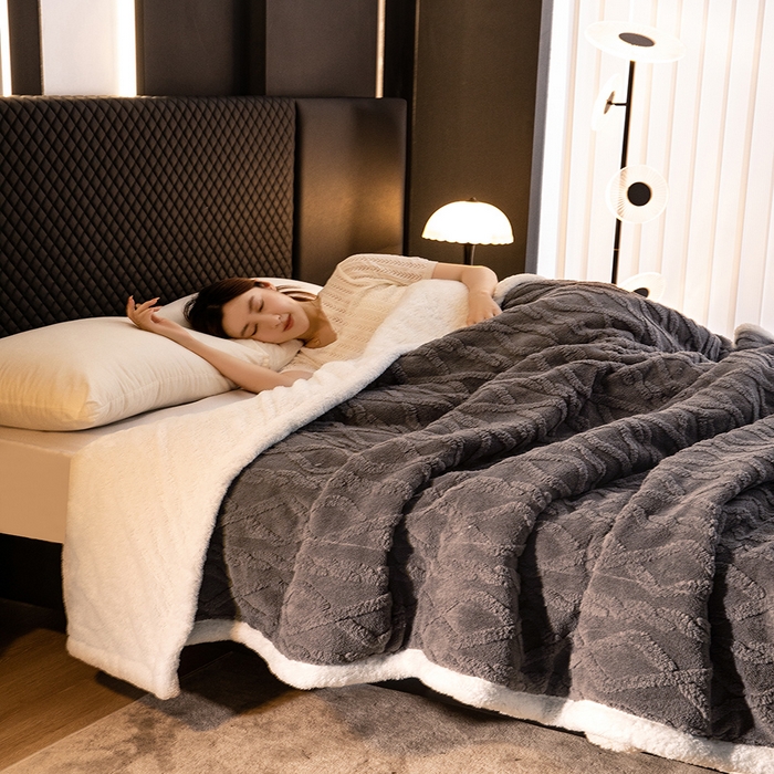 91家纺网 家纺一手货源 找家纺 澳梵家居 2024新款三层夹棉加厚塔肤绒毛毯 深灰-白
