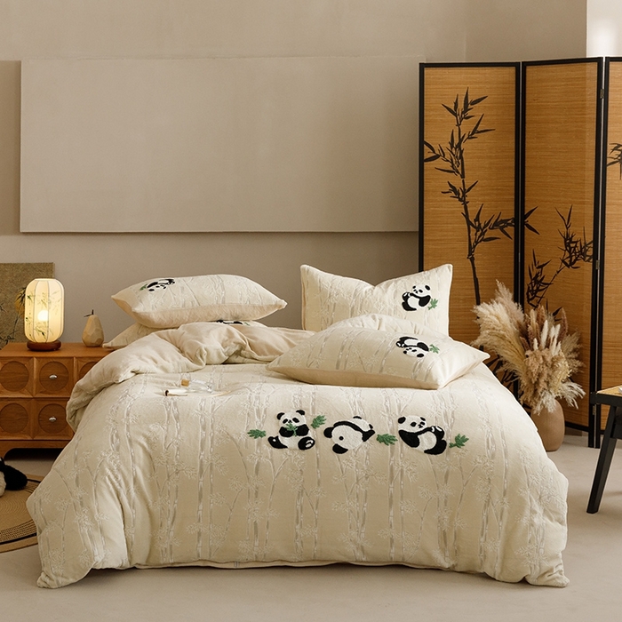 91家纺网 家纺一手货源 找家纺 蜜柚 2024新款230克全消光色烂牛奶绒毛巾绣四件套 熊猫仔-米