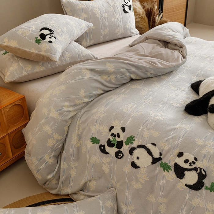 91家纺网 家纺一手货源 找家纺 蜜柚 2024新款230克全消光色烂牛奶绒毛巾绣四件套 熊猫仔-灰