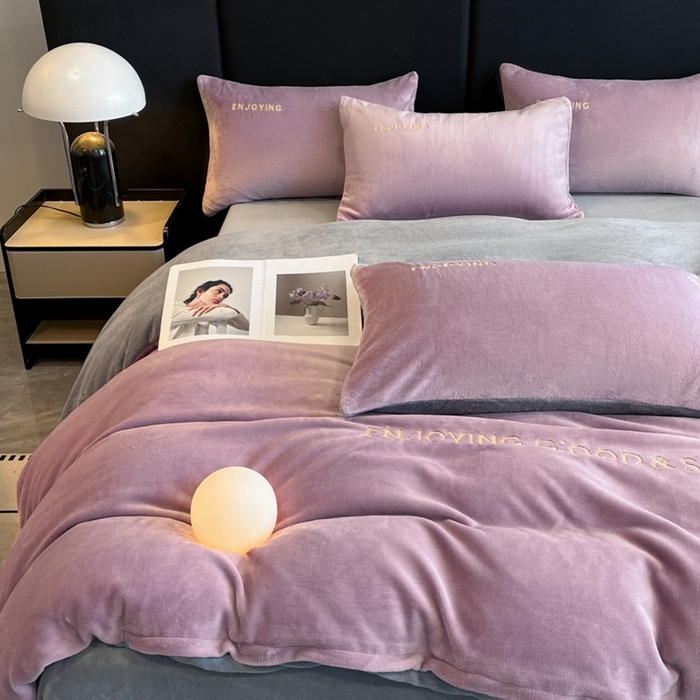 91家纺网 家纺一手货源 找家纺 澳梵家居 2024新款牛奶绒刺绣四件套--【山岚系列】 芋泥紫拼灰