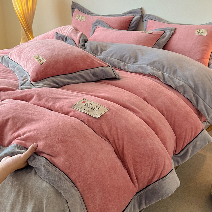 91家纺网 家纺一手货源 找家纺 全季家居 2024新款A类良品纯色双拼牛奶绒高克重加厚保暖四件套 豆沙+浅灰