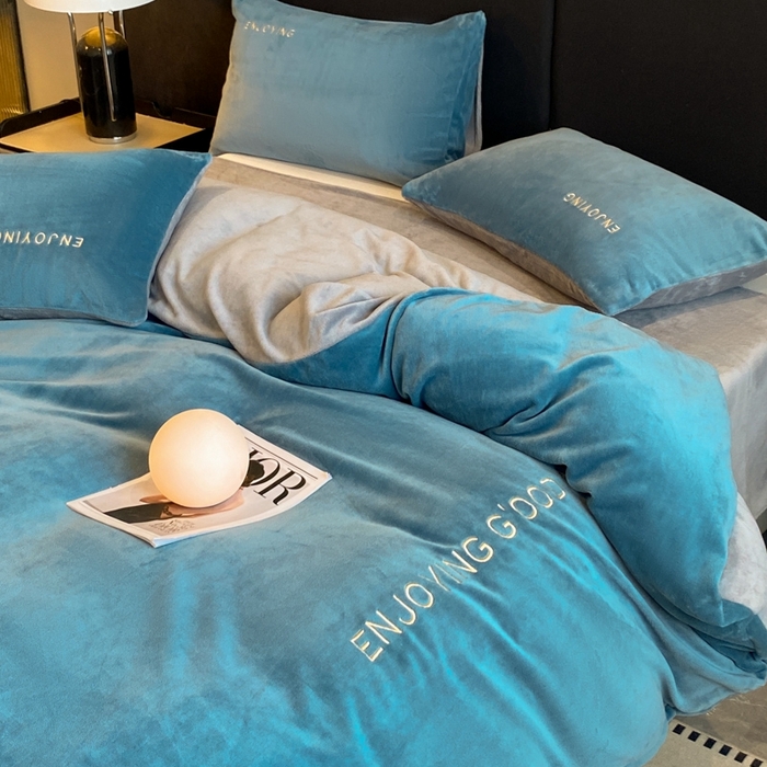 91家纺网 家纺一手货源 找家纺 澳梵家居 2024新款牛奶绒刺绣四件套--【山岚系列】 莱茵蓝拼灰