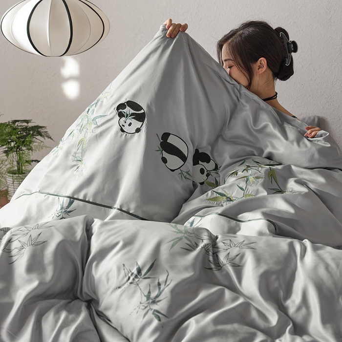 91家纺网 家纺一手货源 找家纺 2025新款亲肤磨毛刺绣四件套-抱竹熊猫 抱竹熊猫-浅灰