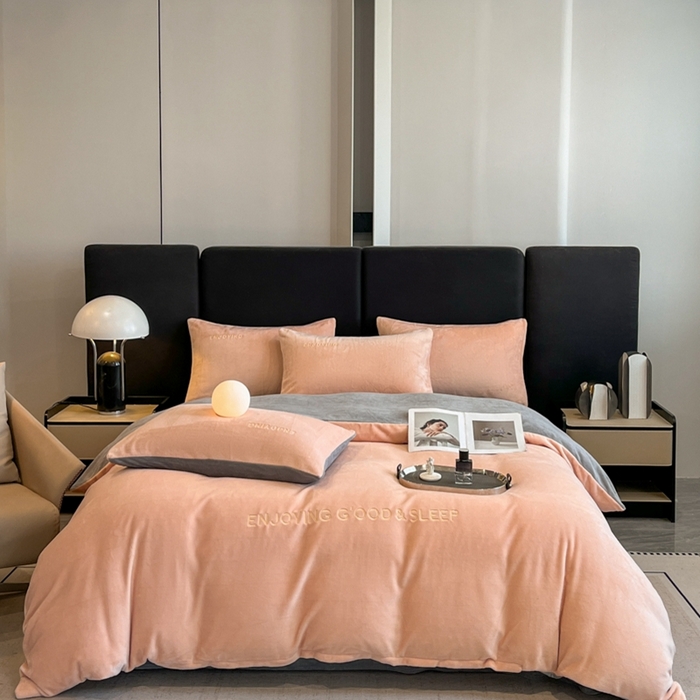 91家纺网 家纺一手货源 找家纺 澳梵家居 2024新款牛奶绒刺绣四件套--【山岚系列】 粉玉拼灰