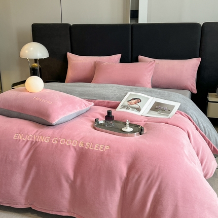 91家纺网 家纺一手货源 找家纺 澳梵家居 2024新款牛奶绒刺绣四件套--【山岚系列】 豆沙红拼灰