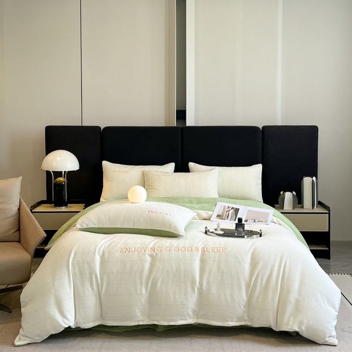 91家纺网 家纺一手货源 找家纺 澳梵家居 2024新款牛奶绒刺绣四件套--【山岚系列】 奶白拼绿