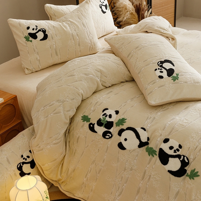 91家纺网 家纺一手货源 找家纺 蜜柚 2024新款230克全消光色烂牛奶绒毛巾绣四件套 熊猫仔-米