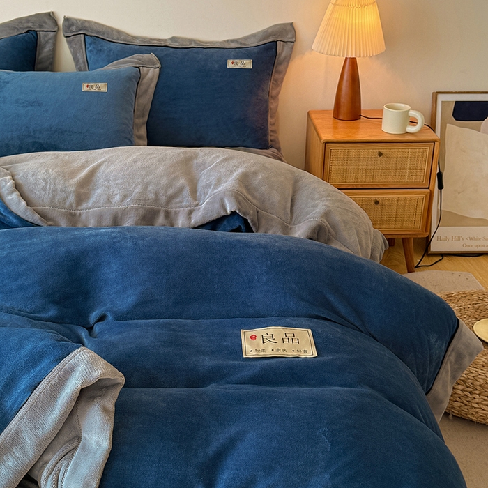 91家纺网 家纺一手货源 找家纺 全季家居 2024新款A类良品纯色双拼牛奶绒高克重加厚保暖被套单件 风暴蓝+浅灰