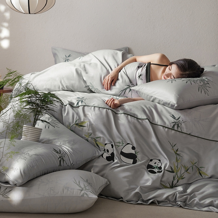 91家纺网 家纺一手货源 找家纺 2025新款亲肤磨毛刺绣四件套-抱竹熊猫 抱竹熊猫-浅灰