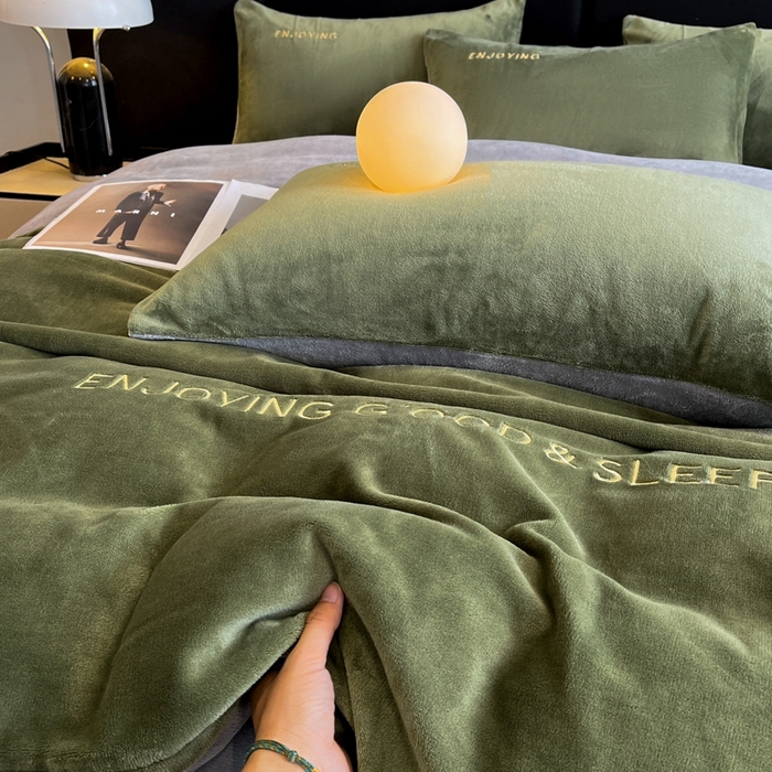 91家纺网 家纺一手货源 找家纺 澳梵家居 2024新款牛奶绒刺绣四件套--【山岚系列】 橄榄绿拼灰