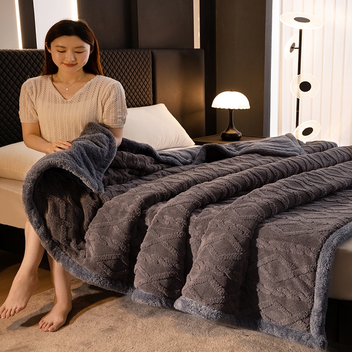 91家纺网 家纺一手货源 找家纺 澳梵家居 2024新款三层夹棉加厚塔肤绒毛毯 深灰-灰