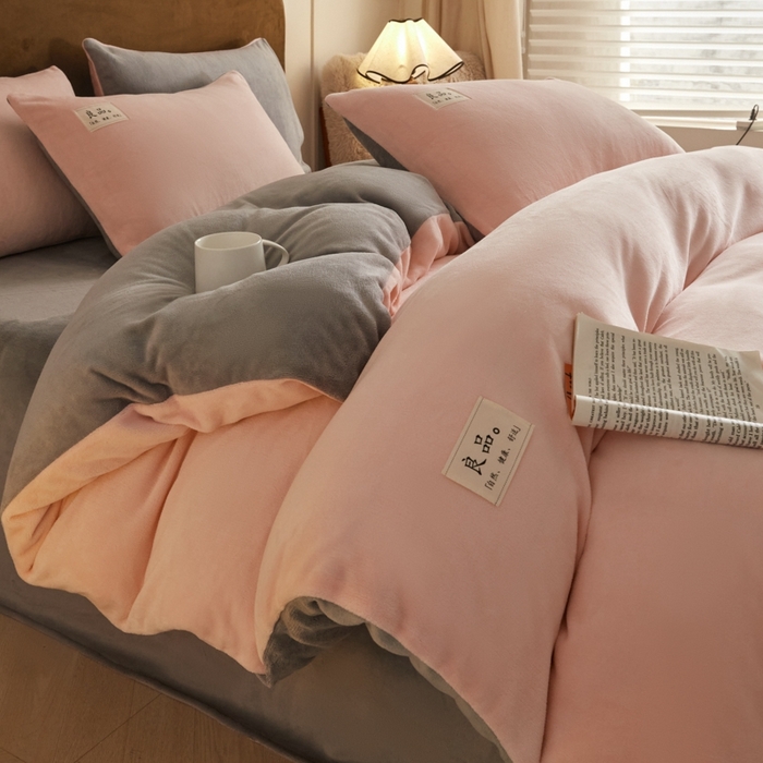 91家纺网 家纺一手货源 找家纺 澳梵家居 2024新款牛奶绒素色双拼四件套--【暖茶系列】 暖茶-温柔粉