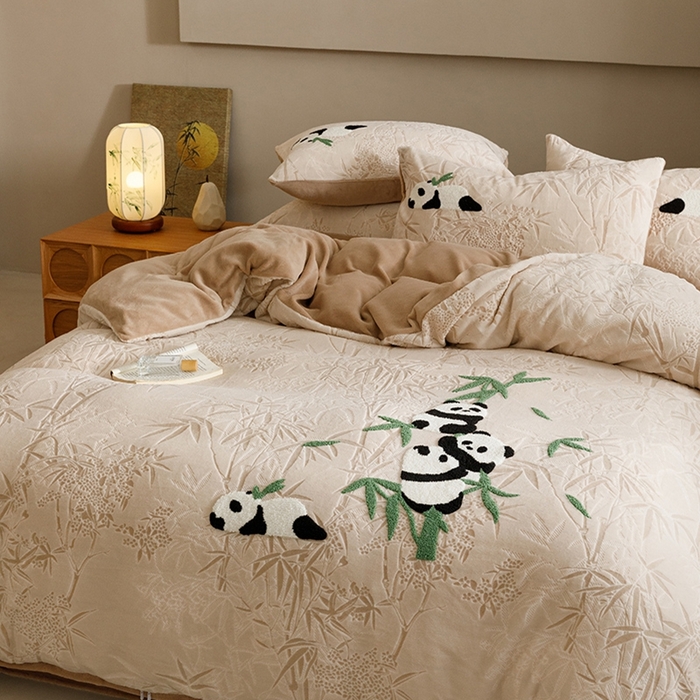 91家纺网 家纺一手货源 找家纺 蜜柚 2024新款230克全消光色烂牛奶绒毛巾绣四件套 熊猫墩墩-咖