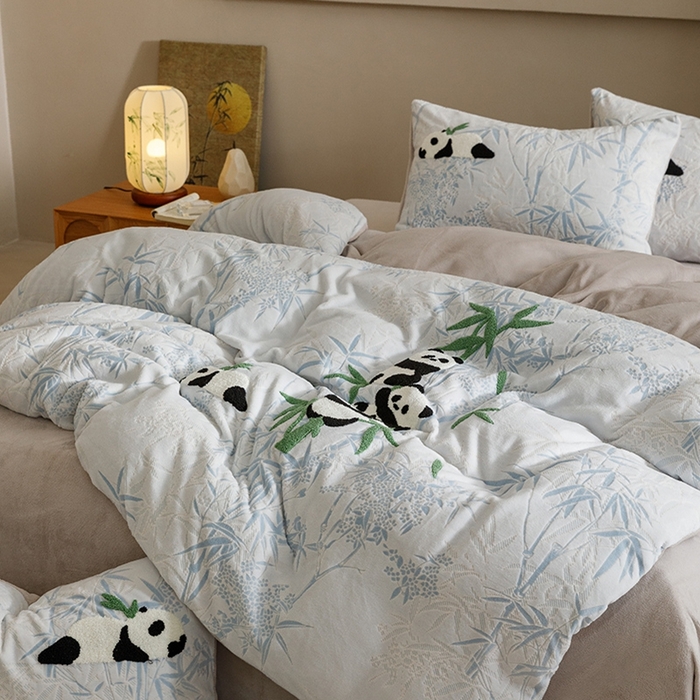 91家纺网 家纺一手货源 找家纺 蜜柚 2024新款230克全消光色烂牛奶绒毛巾绣四件套 熊猫墩墩-蓝