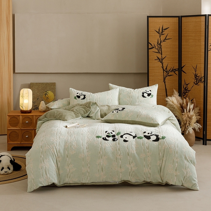 91家纺网 家纺一手货源 找家纺 蜜柚 2024新款230克全消光色烂牛奶绒毛巾绣四件套 熊猫仔-绿