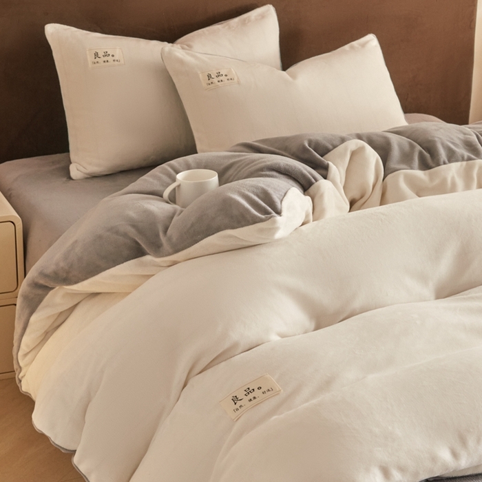 91家纺网 家纺一手货源 找家纺 澳梵家居 2024新款牛奶绒素色双拼四件套--【暖茶系列】 暖茶-奶白灰