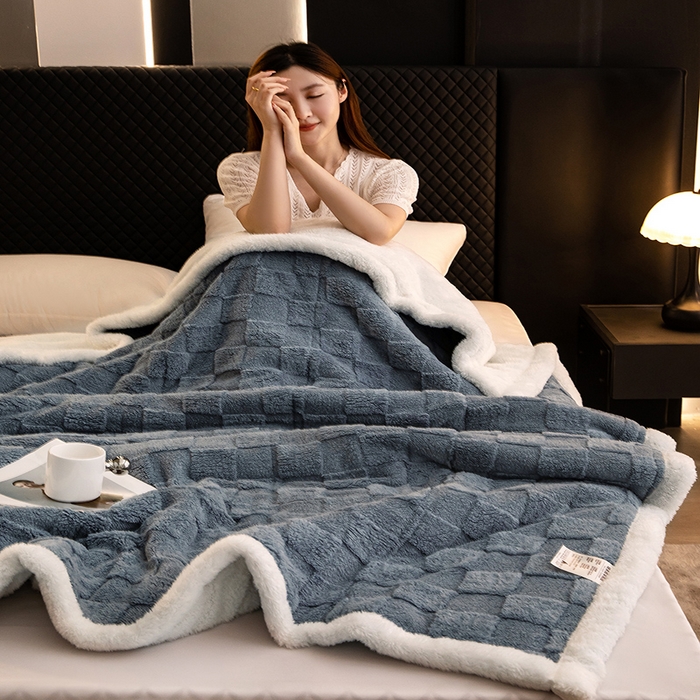 91家纺网 家纺一手货源 找家纺 澳梵家居 2024新款三层夹棉加厚塔肤绒毛毯 方格灰-白