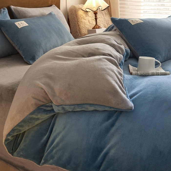 91家纺网 家纺一手货源 找家纺 澳梵家居 2024新款牛奶绒素色双拼四件套--【暖茶系列】 暖茶-莱茵蓝