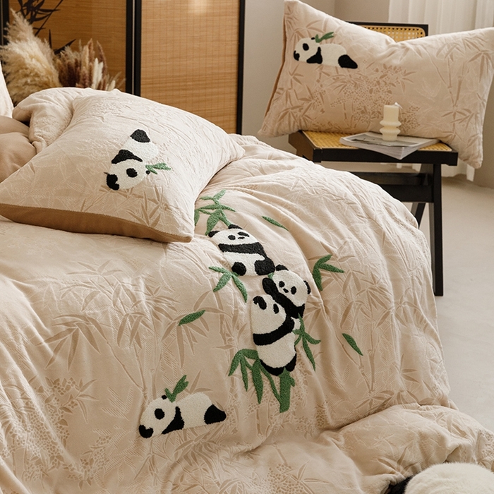 91家纺网 家纺一手货源 找家纺 蜜柚 2024新款230克全消光色烂牛奶绒毛巾绣四件套 熊猫墩墩-咖