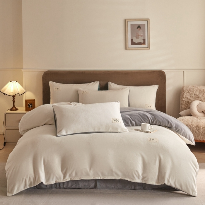 91家纺网 家纺一手货源 找家纺 澳梵家居 2024新款牛奶绒素色双拼四件套--【暖茶系列】 暖茶-奶白灰