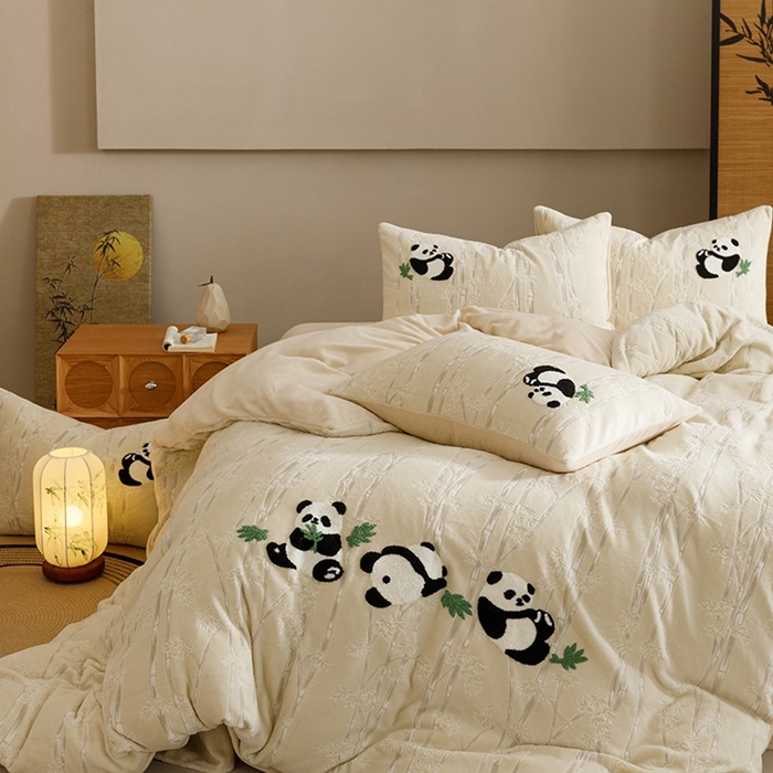 91家纺网 家纺一手货源 找家纺 蜜柚 2024新款230克全消光色烂牛奶绒毛巾绣四件套 熊猫仔-米