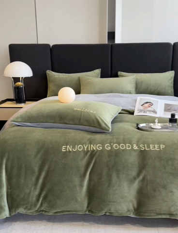 91家纺网 家纺一手货源 找家纺 澳梵家居 2024新款牛奶绒刺绣四件套--【山岚系列】 橄榄绿拼灰