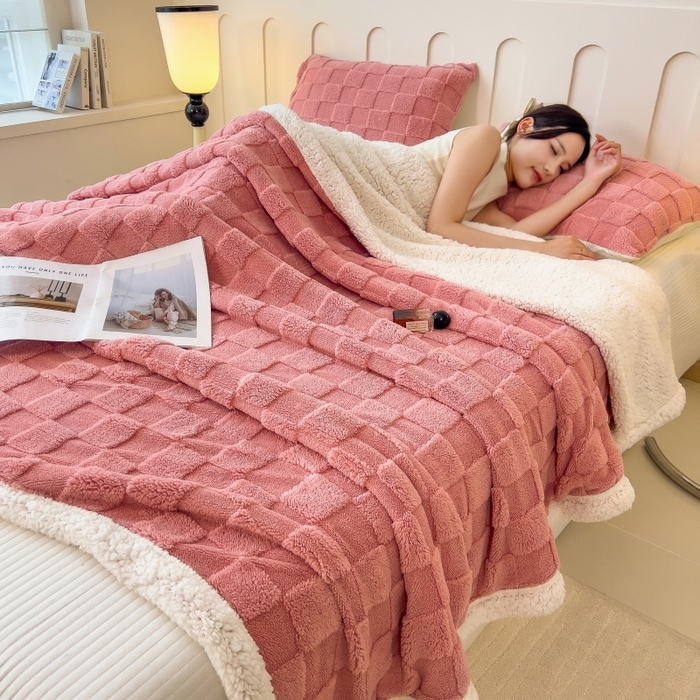 91家纺网 家纺一手货源 找家纺 希廷顿 2024新款高克重双层加厚塔芙绒毛毯 方格-樱花粉