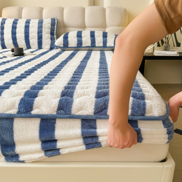 91家纺网 家纺一手货源 找家纺 2024秋冬北极绒加厚夹棉床笠三件套印花泰迪绒床垫保护套罩-格子条纹系（暖光图）条纹-高贵蓝