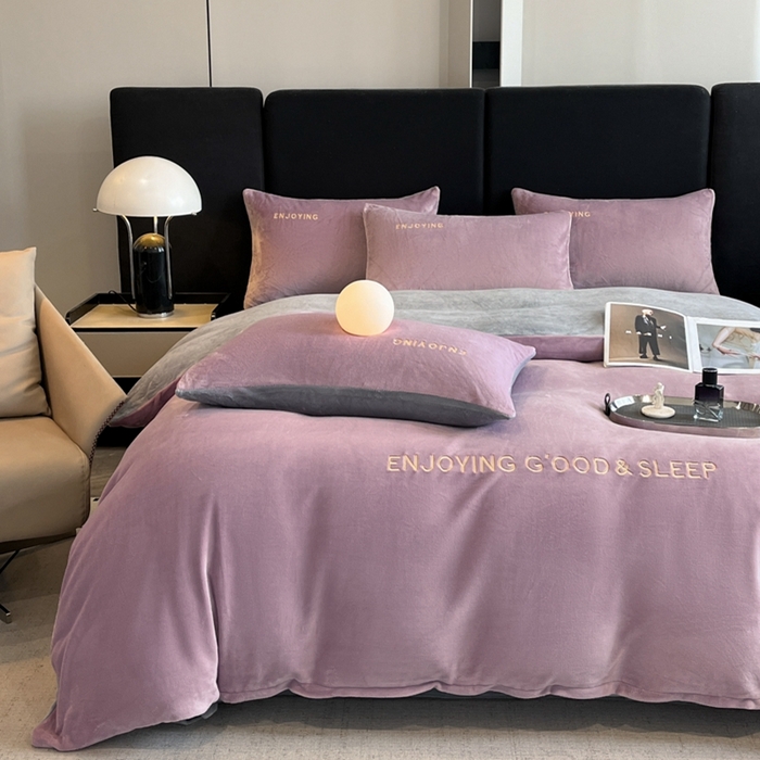 91家纺网 家纺一手货源 找家纺 澳梵家居 2024新款牛奶绒刺绣四件套--【山岚系列】 芋泥紫拼灰