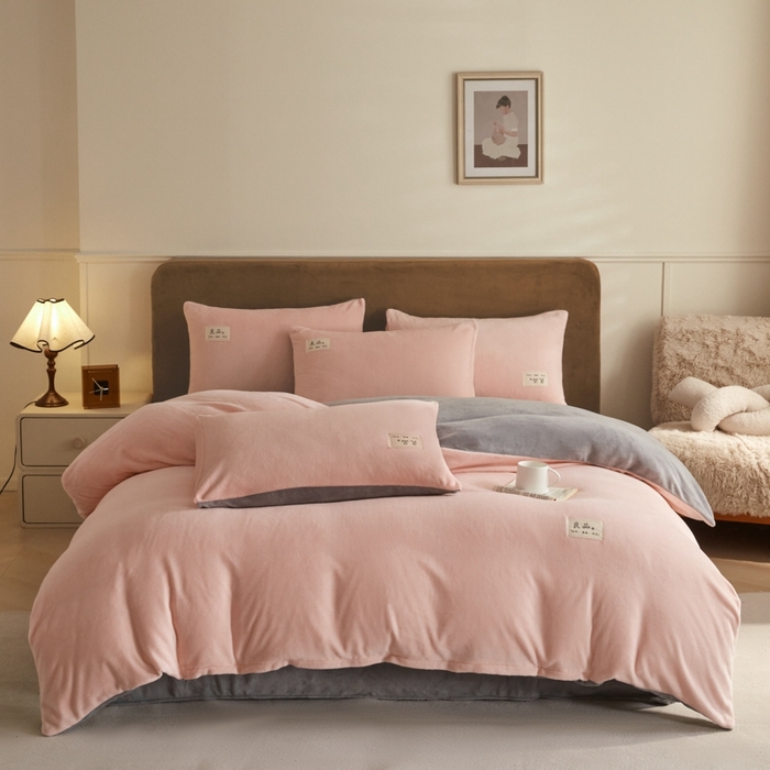 91家纺网 家纺一手货源 找家纺 澳梵家居 2024新款牛奶绒素色双拼四件套--【暖茶系列】 暖茶-温柔粉