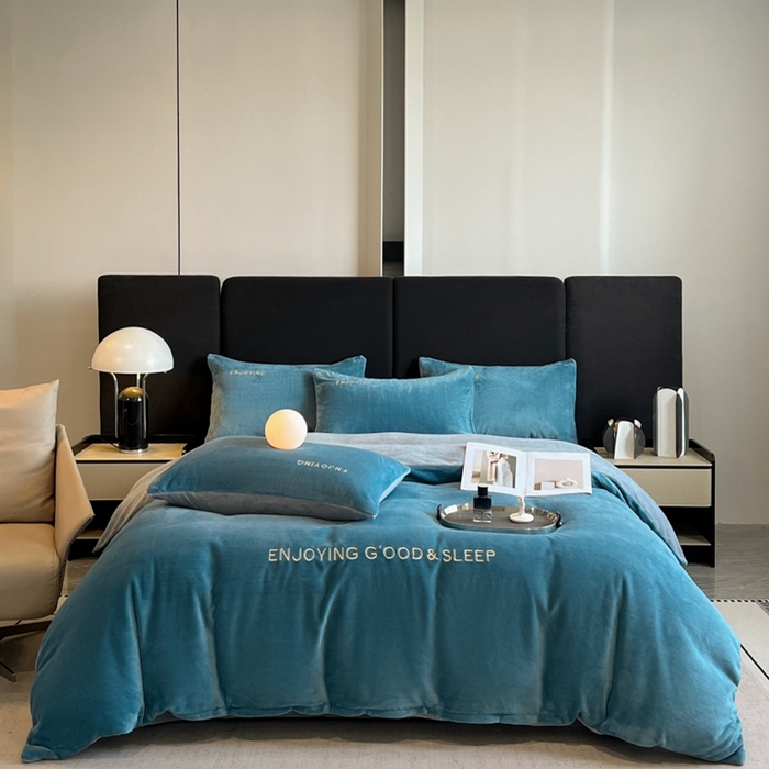 91家纺网 家纺一手货源 找家纺 澳梵家居 2024新款牛奶绒刺绣四件套--【山岚系列】 莱茵蓝拼灰