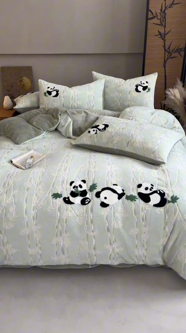 91家纺网 家纺一手货源 找家纺 蜜柚 2024新款230克全消光色烂牛奶绒毛巾绣四件套 熊猫仔-绿