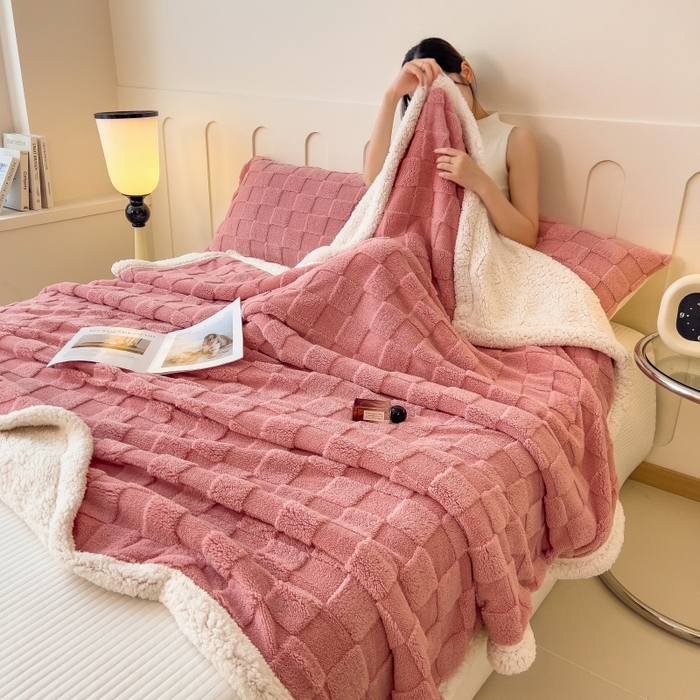 91家纺网 家纺一手货源 找家纺 希廷顿 2024新款高克重双层加厚塔芙绒毛毯 方格-樱花粉