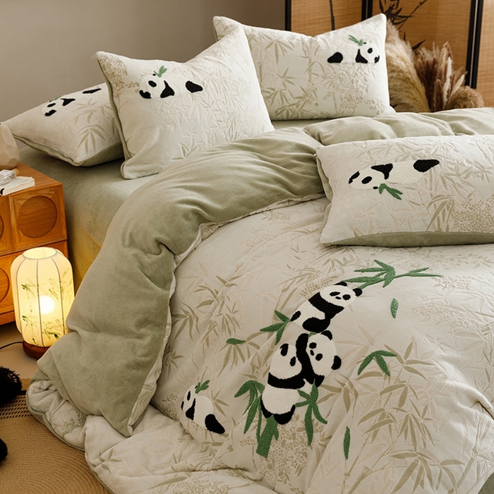 91家纺网 家纺一手货源 找家纺 蜜柚 2024新款230克全消光色烂牛奶绒毛巾绣四件套 熊猫墩墩-绿