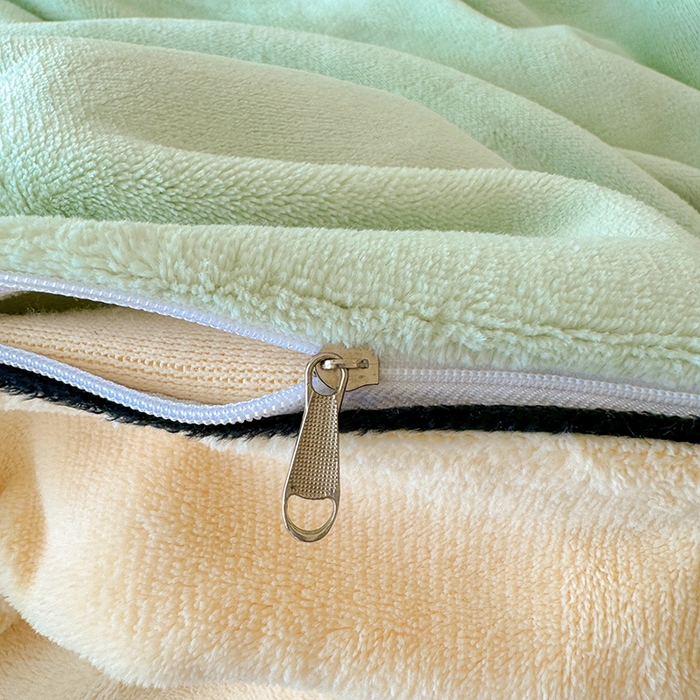 91家纺网 家纺一手货源 找家纺 全季家居 2024新款A类良品纯色双拼牛奶绒高克重加厚保暖被套单件 果绿+米黄