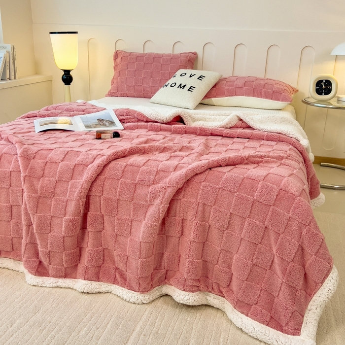 91家纺网 家纺一手货源 找家纺 希廷顿 2024新款高克重双层加厚塔芙绒毛毯 方格-樱花粉