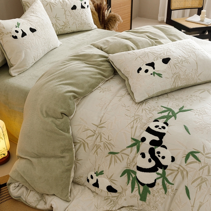 91家纺网 家纺一手货源 找家纺 蜜柚 2024新款230克全消光色烂牛奶绒毛巾绣四件套 熊猫墩墩-绿