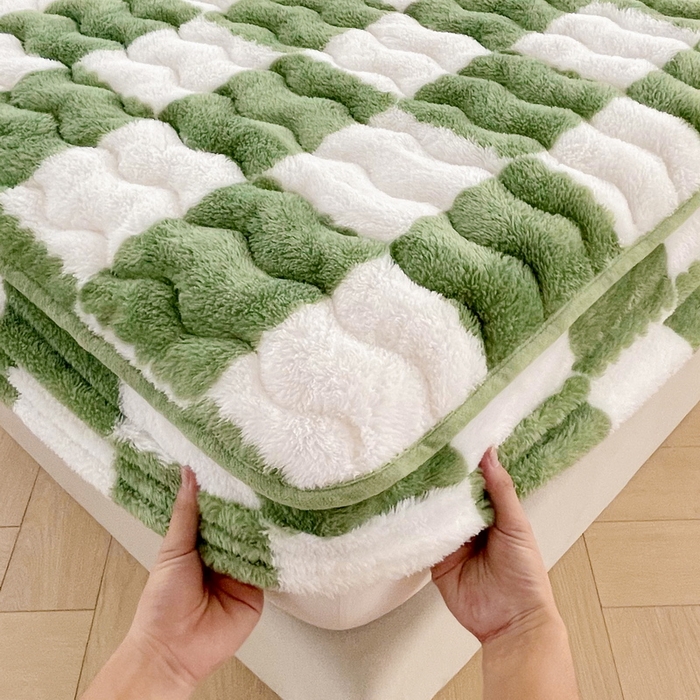 91家纺网 家纺一手货源 找家纺 2024秋冬北极绒加厚夹棉床笠三件套印花泰迪绒床垫保护套罩-格子条纹系（2023爆款老图）棋盘格-豆绿