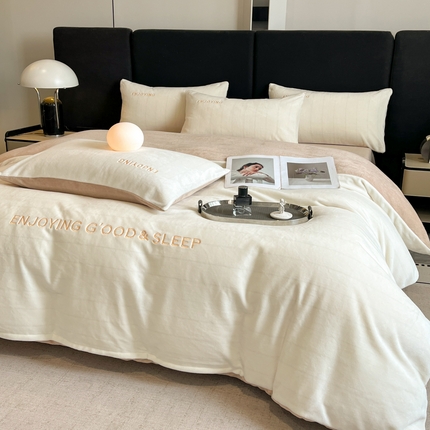 91家纺网 家纺一手货源 找家纺 澳梵家居 2024新款牛奶绒刺绣四件套--【山岚系列】 奶白拼卡其