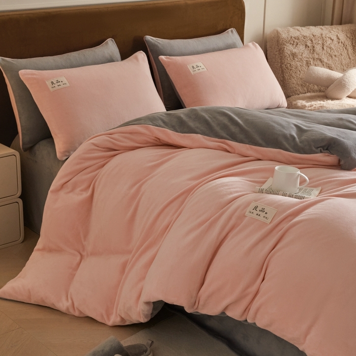 91家纺网 家纺一手货源 找家纺 澳梵家居 2024新款牛奶绒素色双拼四件套--【暖茶系列】 暖茶-温柔粉