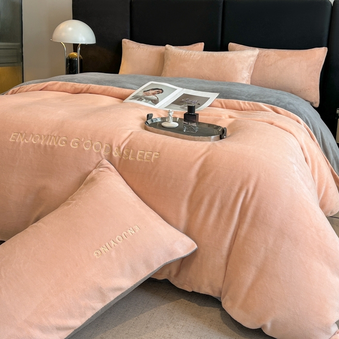 91家纺网 家纺一手货源 找家纺 澳梵家居 2024新款牛奶绒刺绣四件套--【山岚系列】 粉玉拼灰