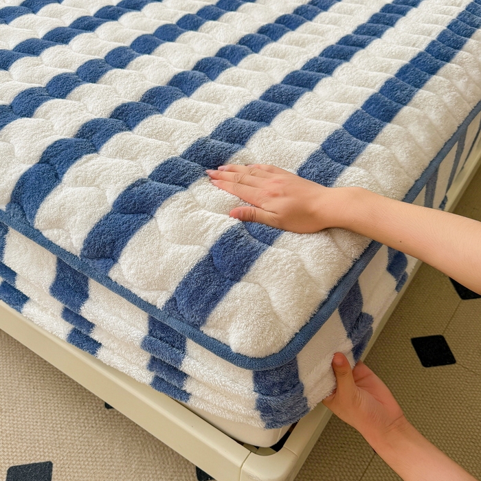 91家纺网 家纺一手货源 找家纺 2024秋冬北极绒加厚夹棉床笠三件套印花泰迪绒床垫保护套罩-格子条纹系（暖光图）条纹-高贵蓝