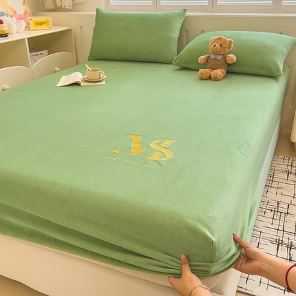 91家纺网 家纺一手货源 找家纺 （总）梦尚舒 2025新款加床笠厚牛奶绒纯色刺绣全包床笠三件套可做跨境外贸尺寸