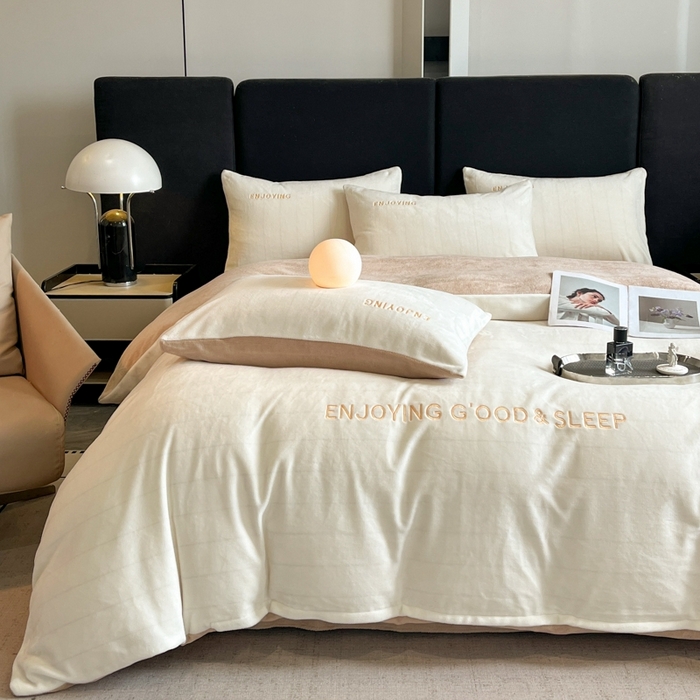 91家纺网 家纺一手货源 找家纺 澳梵家居 2024新款牛奶绒刺绣四件套--【山岚系列】 奶白拼卡其